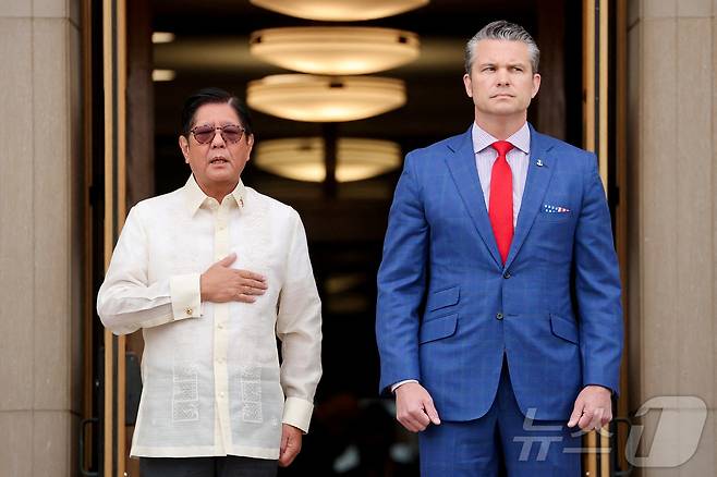 피트 헤그세스 미국 국방장관이 21일(현지시간) 워싱턴DC 인근 버지니아주 알링턴 소재 국방부 청사에서 환영 행사를 열고 페르디난드 마르코스 주니어 필리핀 대통령을 맞이하고 있다. 2025.07.21. ⓒ 로이터=뉴스1 ⓒ News1 류정민 특파원