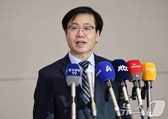 여한구 산업통상자원부 통상교섭본부장이 10일 오후 인천국제공항 제2여객터미널을 통해 워싱턴D.C에서 귀국한 뒤 취재진의 질문에 답하고 있다. 2025.7.10/뉴스1 ⓒ News1 구윤성 기자