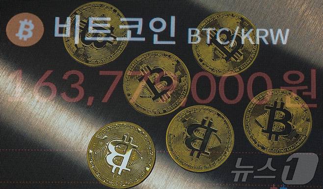 18일 오후 서울 강남구 서초구 빗썸라운지 강남본점 전광판에 비트코인 거래 가격이 표시되고 있다. 2025.7.18/뉴스1 ⓒ News1 김진환 기자