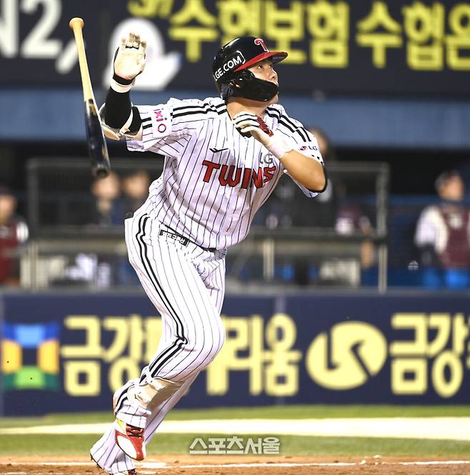 LG 홍창기가 13일 서울 잠실구장에서 열린 2025 KBO리그 키움과 경기 4회말 2사1루 우월홈런을 날린 후 타구를 바라보고 있다. 잠실 | 최승섭기자 thunder@sportsseoul.com