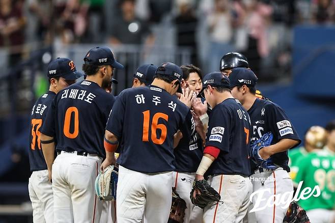 한화 선수들이 서울 고척스카이돔에서 열린 2025 KBO리그 키움전에서 승리한 후 하이파이브하고 있다. 사진 | 한화 이글스