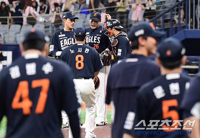 한화가 키움에 승리하며 위닝시리즈를 예약했다. 경기 종료 후 승리의 기쁨을 나누고 있는 한화 선수들. 스포츠조선DB