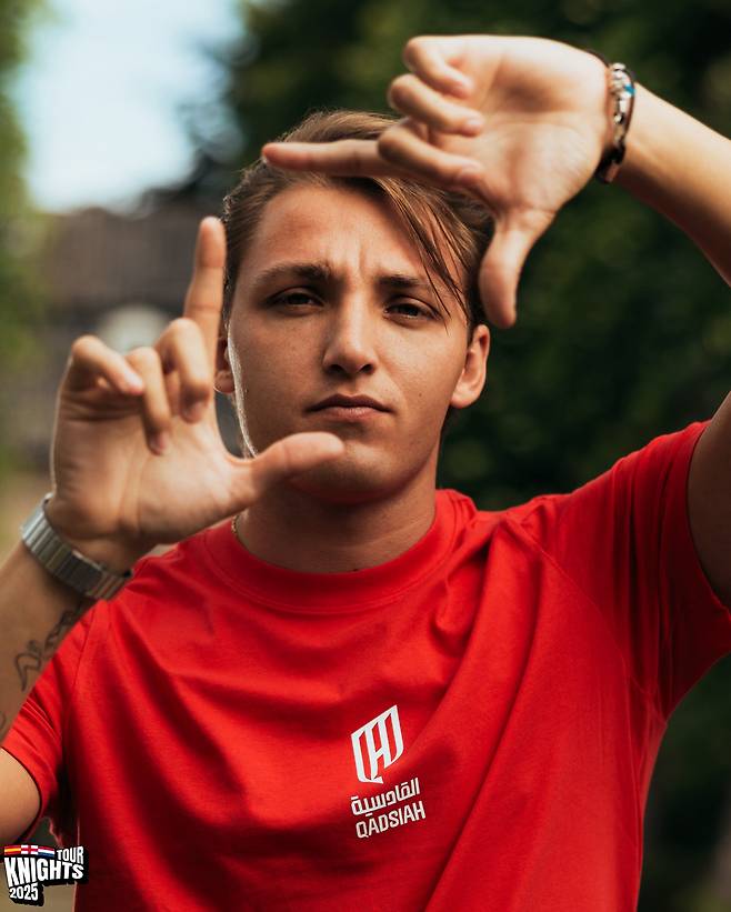 '찰칵'. 마테오 레테기 알 카다시아 입단 오피셜 사진. 출처=알 카다시아 SNS 캡쳐