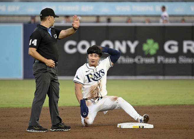 Second base umpire Mark Wegner (14) calls time after Tampa Bay Rays' Ha-Seong Kim, right, stole second base during the second inning of a baseball game against the Chicago White Sox, Monday, July 21, 2025, in Tampa, Fla. (AP Photo/Jason Behnken
<저작권자(c) 연합뉴스, 무단 전재-재배포, AI 학습 및 활용 금지>