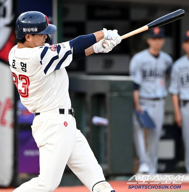 17일 부산 사직야구장에서 열린 한화와 롯데의 경기, 손호영이 2회초 삼진으로 물러나고 있다. 부산=허상욱 기자wook@sportschosun.com/2025.06.17/
