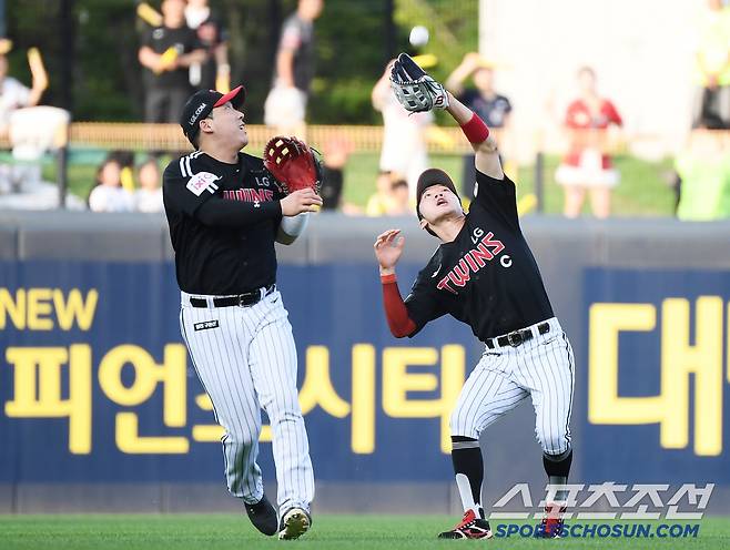 22일 광주 기아 챔피언스필드에서 열린 LG-KIA전. 1회말 무사 1, 2루 위즈덤의 빗맞은 타구를 중견수 박해민이 달려와 잡고 있다. 좌익수는 김현수. 광주=정재근 기자 cjg@sportschosun.com/2025.7.22/