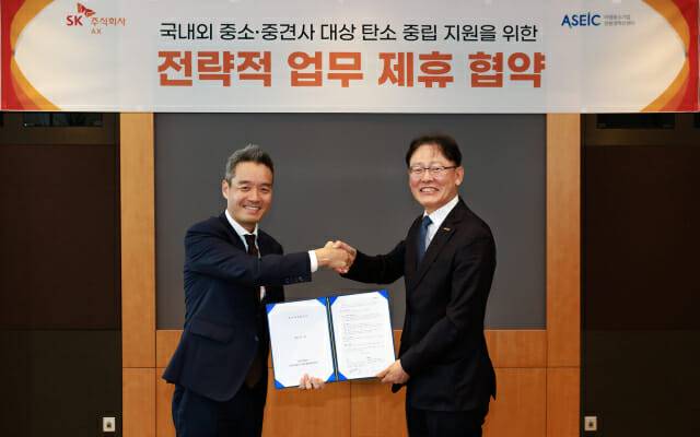 SK AX 김민혁 글로벌l/제조사업부문장(왼쪽)과 ASEIC 정광천 이사장(이미지=SK AX)