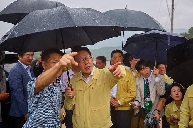 이재명 대통령이 지난 21일 기록적인 폭우가 쏟아진 경남 산청군 산청읍 부리마을에서 피해 상황을 점검하고 있다./뉴스1