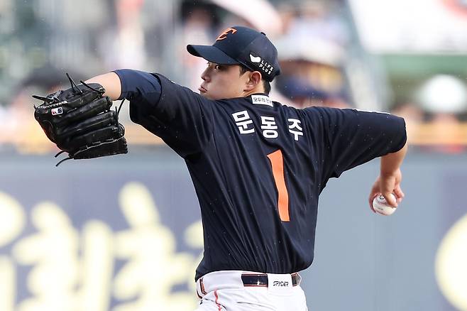 한화 문동주가 22일 두산 잠실전에서 투구하는 모습. 그는 6이닝 무실점으로 호투하며 팀의 10연승을 이끌었다. /뉴스1