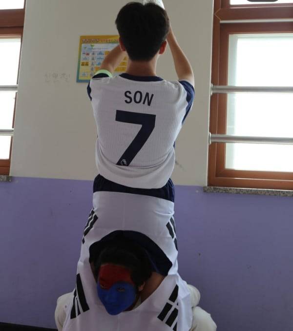 의정부고 3학년 학생이 졸업사진에서 손흥민 축구 선수를 패러디했다./의정부고 학생자치회 인스타그램 캡처