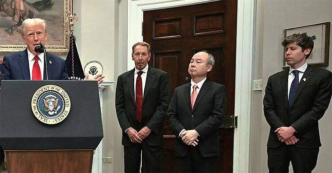 도널드 트럼프 미국 대통령이 올해 1월 기자회견에서 스타게이트 프로젝트를 발표하고 있다. 그의 옆에 (왼쪽 두 번째부터) 래리 앨리슨 오라클 회장, 손정의 소프트뱅크그룹 회장, 샘 올트먼 오픈AI 최고경영자(CEO)가 서있다./AFP연합뉴스