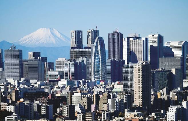 후지산이 보이는 일본 도쿄 시내 중심가 풍경. 사진 블룸버그
