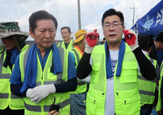 더불어민주당 정청래·박찬대 당대표 후보가 지난 21일 충남 예산군 신암면 조곡리 수해 현장을 둘러보고 있다. 연합뉴스