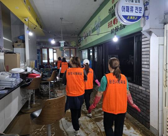 당진시체육회가 지난 17일부터 내린 기록적인 폭우로 인한 전통시장의 수해를 복구하기 위해 전 직원 20여 명과 현장을 찾아 피해 복구에 최선을 다하고 있다. 사진=당진시 제공.