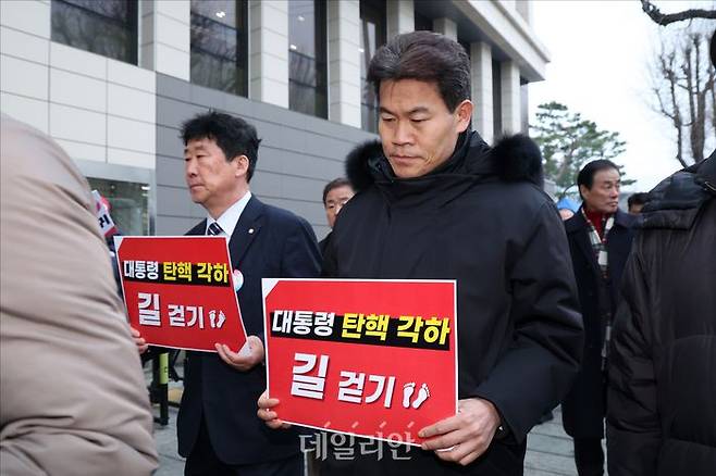 전 한국사 강사 전한길 씨가 지난 3월 21일 서울 종로구 헌법재판소 앞에서 '윤석열 대통령 탄핵 각하 길 걷기'에 참여하고 있다. ⓒ데일리안 홍금표 기자