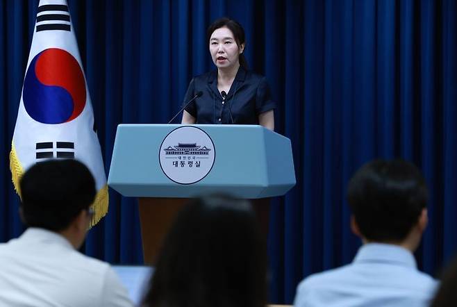 강유정 대변인이 22일 서울 용산 대통령실 청사에서 강준욱 대통령실 국민통합비서관 자진사퇴 관련 브리핑을 하고 있다. ⓒ뉴시스