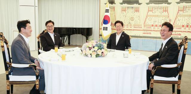 이재명 대통령이 지난 7월17일 서울 용산구 한남동 대통령관저에서 우원식 국회의장, 김민석 국무총리와 만찬 자리를 갖고 있다. 왼쪽부터 강훈식 대통령비서실장, 우 의장, 이 대통령, 김 총리.<대통령실통신사진기자단·연합뉴스>