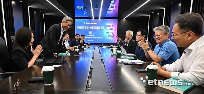 싱귤래리티 금융 소사이어티 제4차 회의가 21일 서울 중구 을지타워에서 열렸다. 윤종규 전 KB금융지주 회장이 패널로 참석해 인사하고 있다. 이동근기자 foto@etnews.com