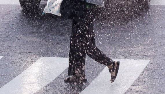 한 직장인이 폭우가 내리자 샌들을 신고 출근하고 있다. 뉴스1