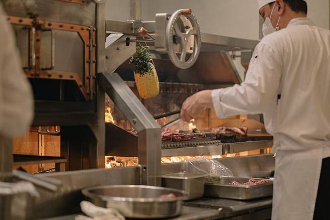 롯데호텔 월드 뷔페 레스토랑 '라세느' 참나무 장작 그릴. 롯데호텔앤리조트 제공
