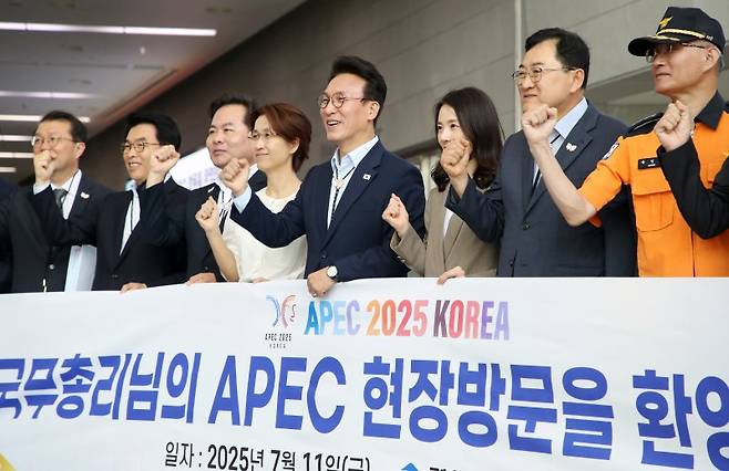 김민석 국무총리가 지난 11일 경북 경주화백컨벤션센터를 찾아 APEC 정상회의 준비상황을 점검한 뒤 기념촬영하고 있다. 뉴스1