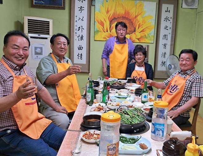 김영환 충북지사(가운데 서 있는 이)와 김현기 청주시의회 의장(맨 왼쪽 맥주잔 든 이) 등 청주시의원들이 스스로 지정한 ‘오송 참사 2주기 추모 기간’에 음주·회식을 진행해 물의를 샀다. 당시 참석한 한 의원이 사회관계망서비스(SNS)에 올린 사진