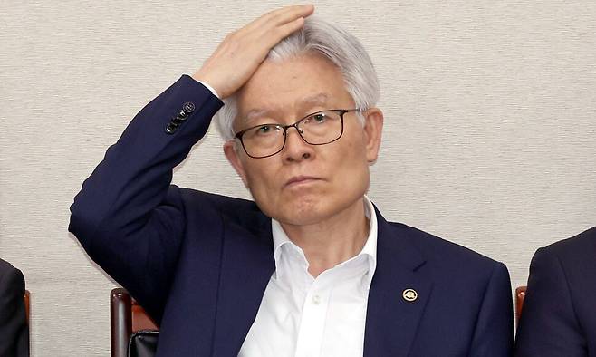 최동석 인사혁신처장이 22일 국회에서 열린 법제사법위원회 전체회의에 출석해 회의 시작을 기다리고 있다. 윤운식 선임기자 yws@hani.co.kr