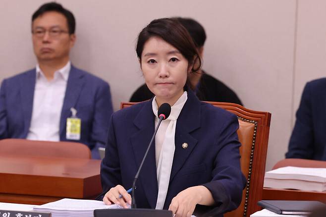 강선우 여성가족부 장관 후보자가 지난 14일 오전 서울 여의도 국회에서 열린 인사청문회에 참석해 의원 질의를 듣고 있다. 김영원 기자 forever@hani.co.kr