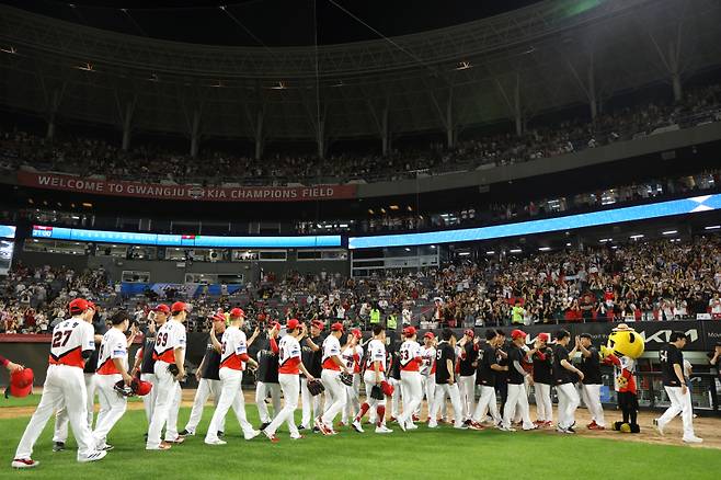 지난 20일 광주 NC전을 마친 뒤 하이파이브를 하는 KIA 선수들. KIA 제공