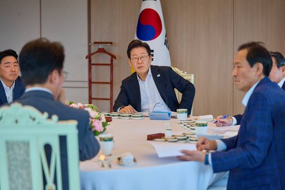 이재명 대통령이 21일 서울 용산 대통령실 청사에서 김민석 국무총리와 주례 보고 회동을 하고 있다. 강훈식 대통령비서실장, 김용범 대통령실 정책실장, 우상호 정무수석 등이 배석했다. 대통령실 제공