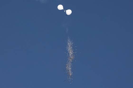 지난해 서울 종로구 상공 위에서 북한 오물 풍선이 터져 쓰레기가 낙하하고 있다. 뉴스1