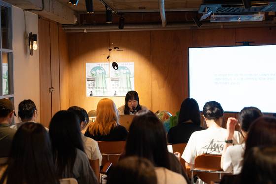 첫 시집 2만부 판매라는 결과에 유선혜는 “꼭 시집이 스스로 늘어나고 있는 것 같다”고 말했다. 합평 경험이 없고 대학에서 시 읽기 동아리를 들어간 것이 전부인 그에게, 자신의 시를 읽은 타인을 만나는 경험은 새로웠다. 그는 “북토크에서 ‘내 얘기 같았다’고 말해주는 독자들을 많이 만났다. 얼떨떨했지만, 감사했다.”고 말했다. 사진 문학과지성사