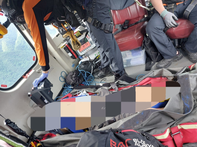 ▲ 22일 오후 3시 17분쯤 인제 설악산 남교리 방향으로 산을 내려오던 70대 남성 A씨가 벌에 쏘여 소방헬기에 의해 병원으로 이송되는 모습. 강원소방본부 제공