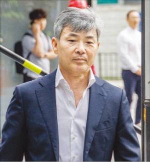 ‘도이치모터스 주가조작 사건’의 핵심으로 꼽히는 이종호 전 블랙펄인베스트먼트 대표가 21일 ‘김건희 특검팀’이 있는 서울 세종로 KT광화문빌딩으로 들어서고 있다. 뉴스1