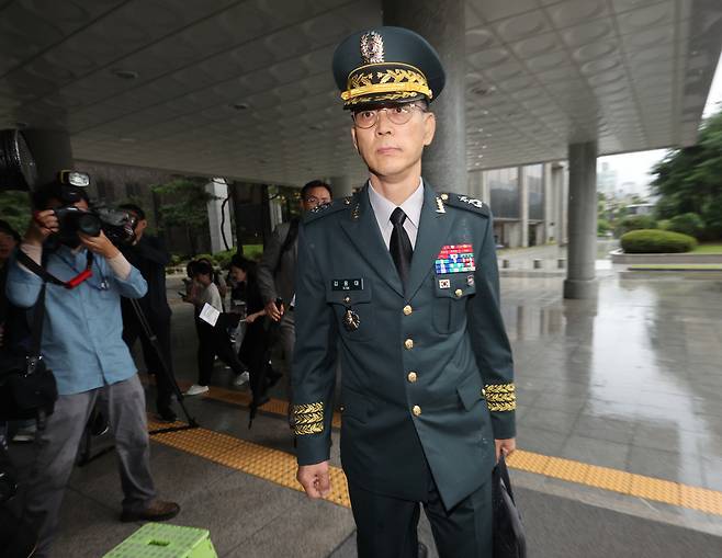 김용대 드론작전사령관이 17일 내란특검 사무실이 있는 서울 서초구 서울고검에 조사를 받기 위해 출석하고 있다. 연합뉴스