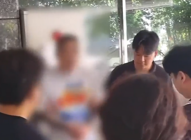 서울 마포경찰서 수사관들이 지난 7일 당근마켓에 허위 매물을 올려 계약금을 속여 뺏은 혐의를 받는 30대 남성 A씨를 체포하고 있다. 마포경찰서 제공