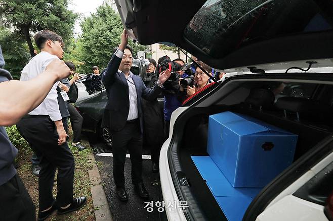 내란특검 관계자들이 17일 이상민 전 행정안전부 장관의 주거지인 서울 강남구 자택을 압수수색 한 뒤 압수수색 물품을 차에 싣고 있다. 정효진 기자