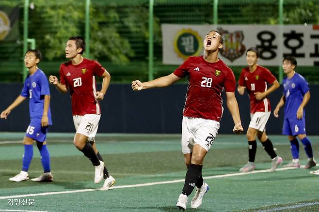 골 넣고 서울 영등포공고 1학년 센터백 박상효가 21일 충북 제천축구센터에서 열린 제58회 대통령 금배 전국고교축구대회 16강전 서울 상문고와의 경기에서 헤더 득점 후 환호하고 있다. 문재원 기자