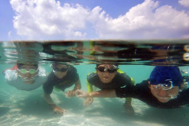 지난해 8월 서울 송파구 잠실 한강공원 물놀이장에서 아이들이 물놀이를 즐기고 있다. 곽경근 기자