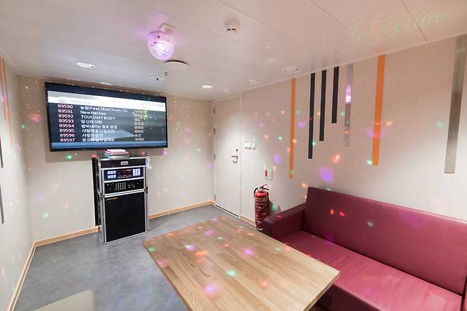 위동페리 내 노래방 시설.