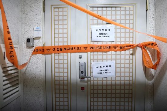 인천 송도에서 사제 총기를 발사해 아들을 숨지게 한 피의자의 서울 도봉구 주거지에 폴리스 라인이 설치돼 있다. (사진=연합뉴스)