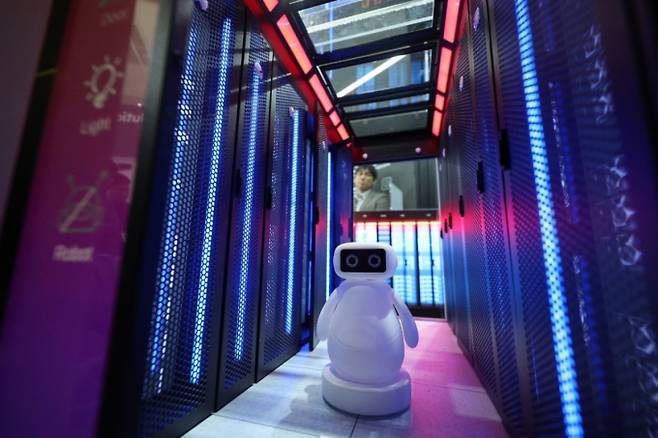 지난 2월 서울 강남구 코엑스에서 열린 일렉스 코리아·코리아 스마트그리드 엑스포의 AI(인공지능) 지원 마이크로 모듈형 데이터 센터 모형 /사진=뉴스1