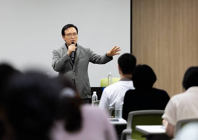 임태희 경기도교육감이 지난 21일 수행평가 현장 의견 수렴 토론회에서 인사말을 하고 있다./사진제공=경기도교육청