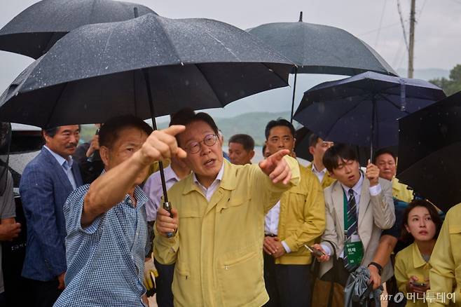 (서울=뉴스1) 이재명 기자 = 이재명 대통령이 지난 21일 기록적인 폭우가 쏟아진 경남 산청군 산청읍 부리마을에서 피해 상황을 점검하고 있다. (이재명 대통령 SNS. 재판매 및 DB 금지) 2025.7.22/뉴스1 Copyright (C) 뉴스1. All rights reserved. 무단 전재 및 재배포, AI학습 이용 금지. /사진=(서울=뉴스1) 이재명 기자
