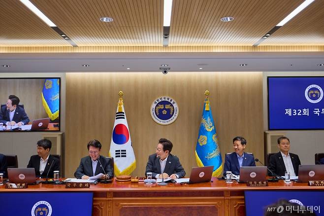 (서울=뉴스1) 허경 기자 = 이재명 대통령이 22일 서울 용산 대통령실 청사에서 열린 국무회의를 주재하고 있다. (대통령실 제공. 재판매 및 DB 금지) 2025.7.22/뉴스1 Copyright (C) 뉴스1. All rights reserved. 무단 전재 및 재배포, AI학습 이용 금지. /사진=(서울=뉴스1) 허경 기자