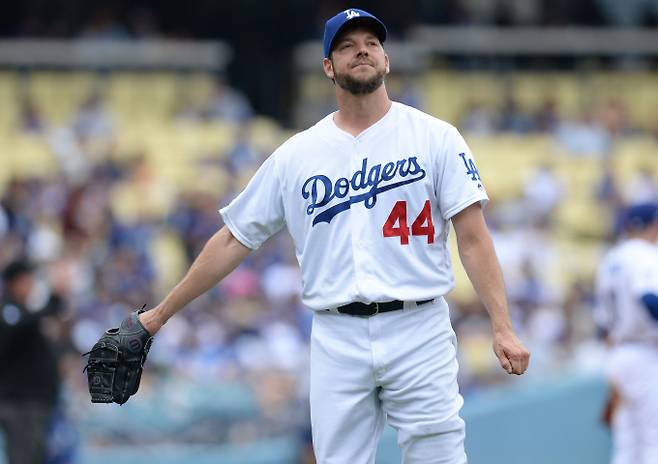 류현진 전 동료 리치 힐이 45세 나이로 메이저리그 무대를 밟을 예정이다. 사진은 2019년 류현진과 함꼐 LA다저스에서 활약했던 힐의 모습. /사진=로이터