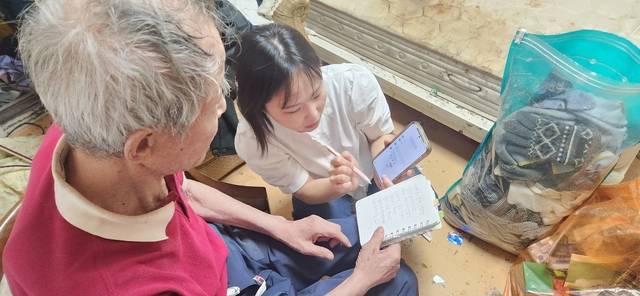 성북구 공무원과 독거 어르신이 필담하는 장면. 성북구청 제공