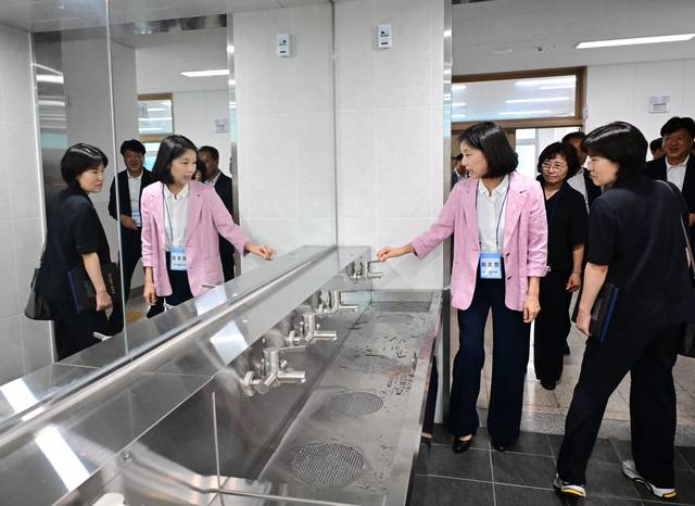 22일 새단장한 청량중학교 둘러보는 최호정 서울시의회 의장. 서울시의회 제공