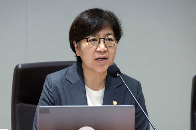 정은경 보건복지부 장관이 22일 서울 용산 대통령실 청사에서 이재명 대통령 주재로 열린 국무회의에 참석해 인사말을 하고 있다.