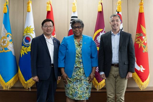 한미 국방부는 22일 제57차 한미 군수협력위원회를 열고 대형 기동헬기 ‘CH-47’(시누크)의 엔진을 한국 방산업체가 참여하는 유지·보수·운영(MRO) 시범사업으로 선정했다. 왼쪽부터 이갑수 국방부 군수관리관, 리사 스미스 품목지원부차관보, 주한미군사 군수참모부장 육군소장 프레드릭 크리스트. 국방부 제공